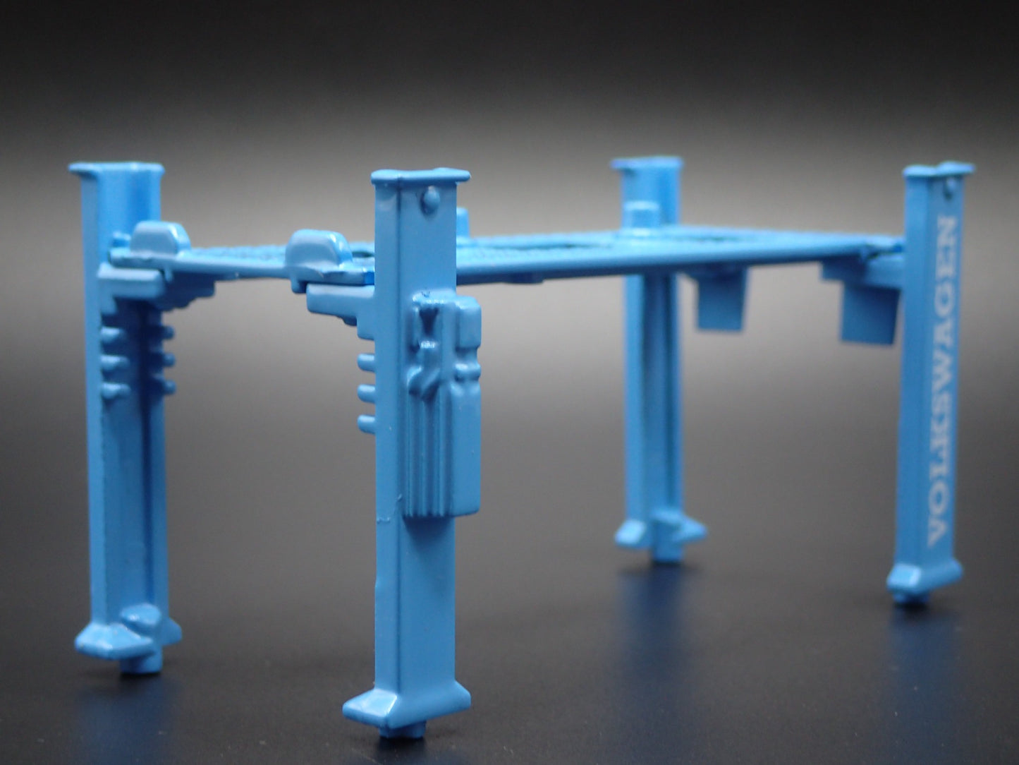 VOLKSWAGEN VW 1:64 SCALE AUTO SHOP MECHANIC GARAGE 4 POST CAR LIFT MODEL DIECAST