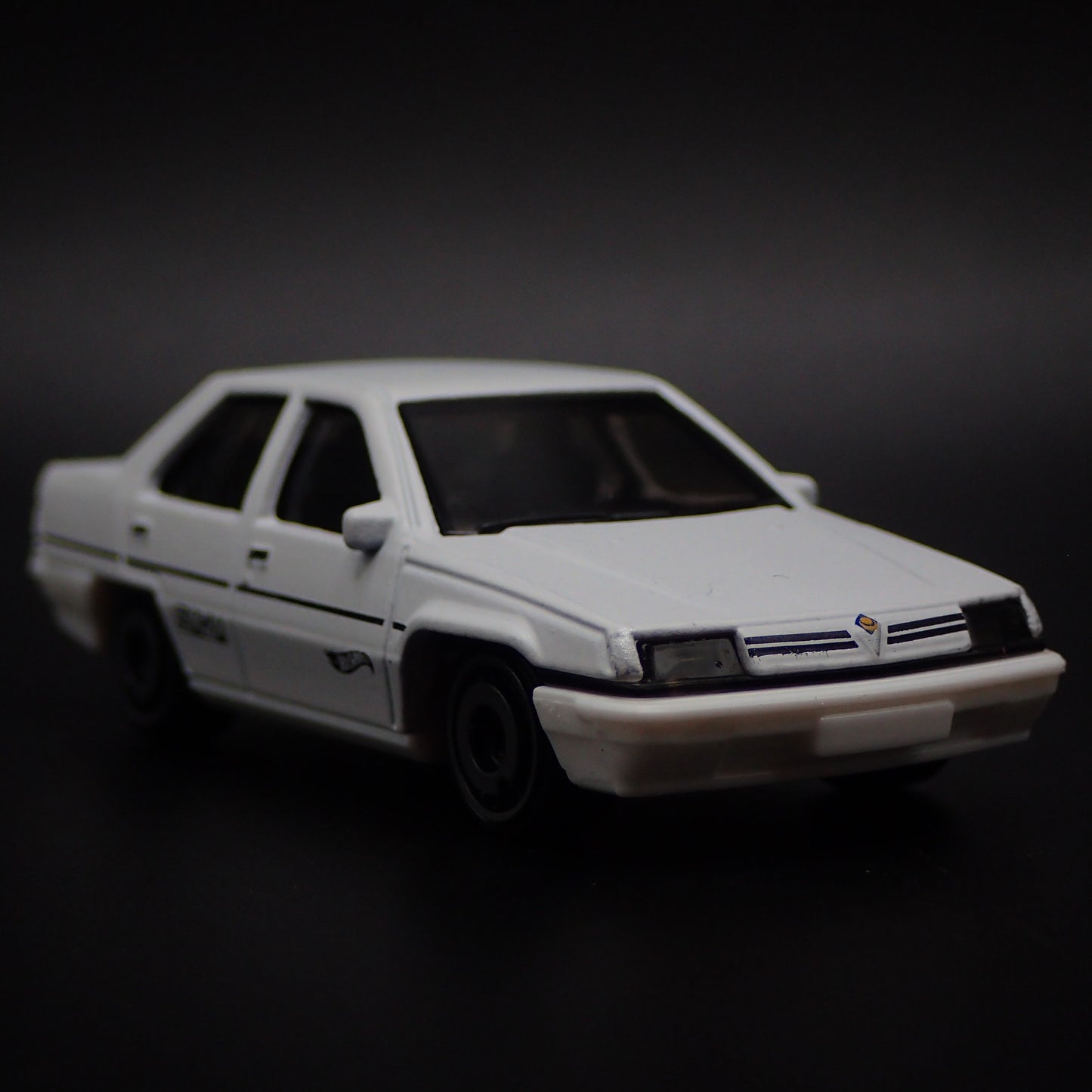 1985-1992 PROTON SAGA 4 FOUR DOOR WHITE 1:64 SCALE DIORAMA DIECAST MODEL CAR