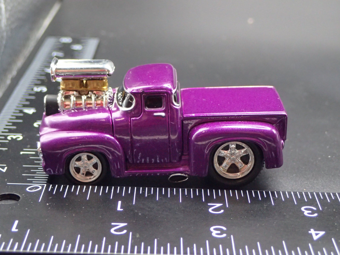 1956 56 FORD F100 PICKUP TRUCK 1:64 SCALE COLLECTIBLE DIORAMA DIECAST MODEL CAR