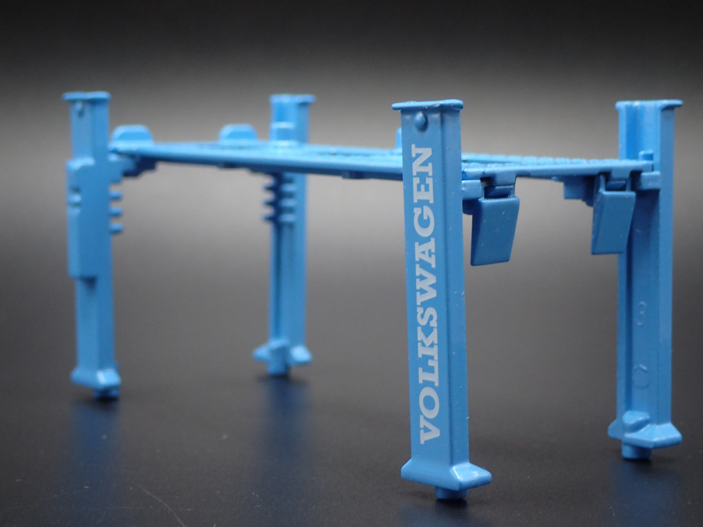 VOLKSWAGEN VW 1:64 SCALE AUTO SHOP MECHANIC GARAGE 4 POST CAR LIFT MODEL DIECAST