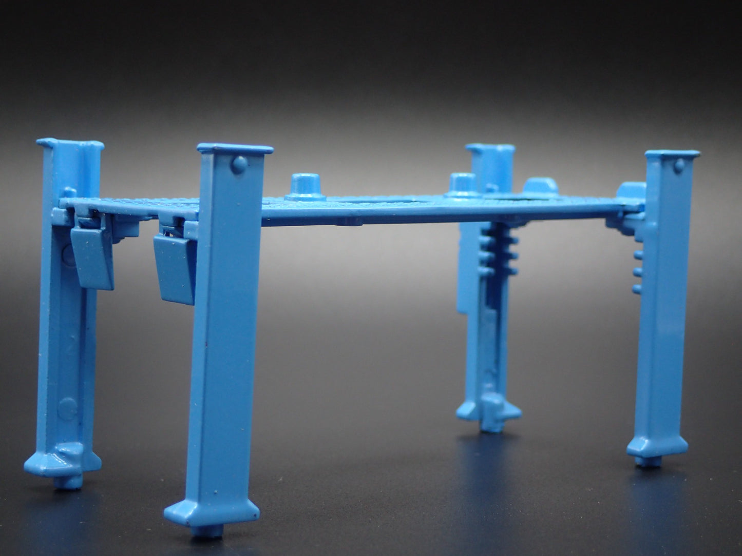 VOLKSWAGEN VW 1:64 SCALE AUTO SHOP MECHANIC GARAGE 4 POST CAR LIFT MODEL DIECAST