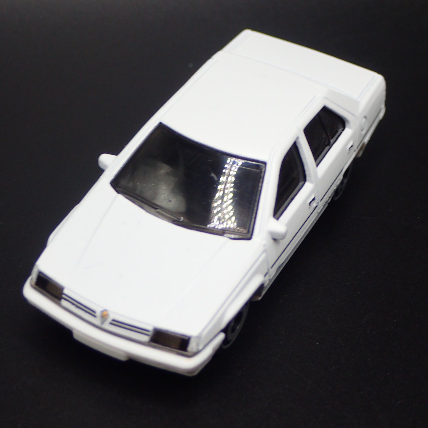 1985-1992 PROTON SAGA 4 FOUR DOOR WHITE 1:64 SCALE DIORAMA DIECAST MODEL CAR