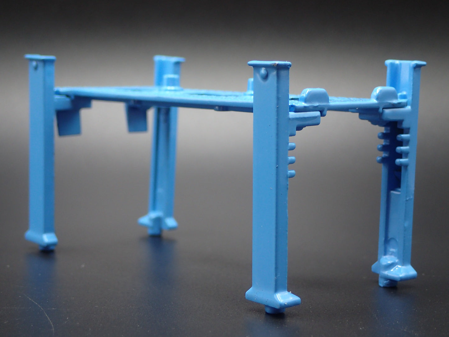 VOLKSWAGEN VW 1:64 SCALE AUTO SHOP MECHANIC GARAGE 4 POST CAR LIFT MODEL DIECAST