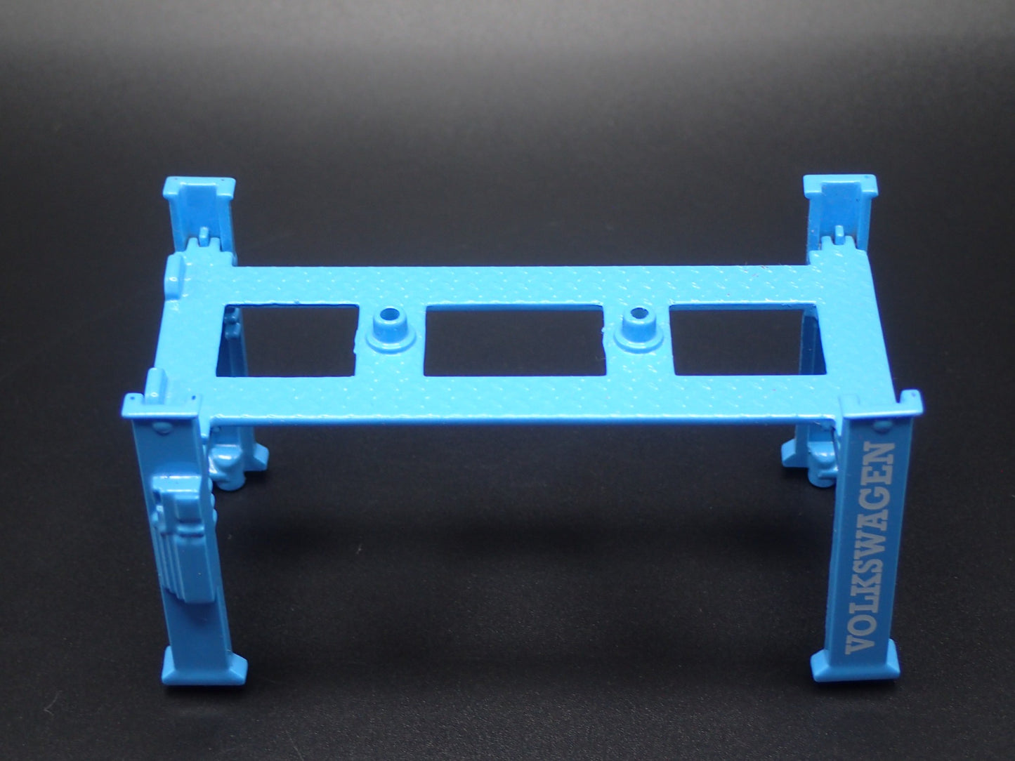 VOLKSWAGEN VW 1:64 SCALE AUTO SHOP MECHANIC GARAGE 4 POST CAR LIFT MODEL DIECAST