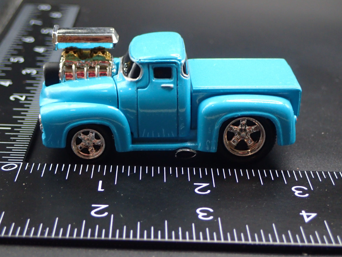 1956 56 FORD F100 PICKUP TRUCK 1:64 SCALE COLLECTIBLE DIORAMA DIECAST MODEL CAR