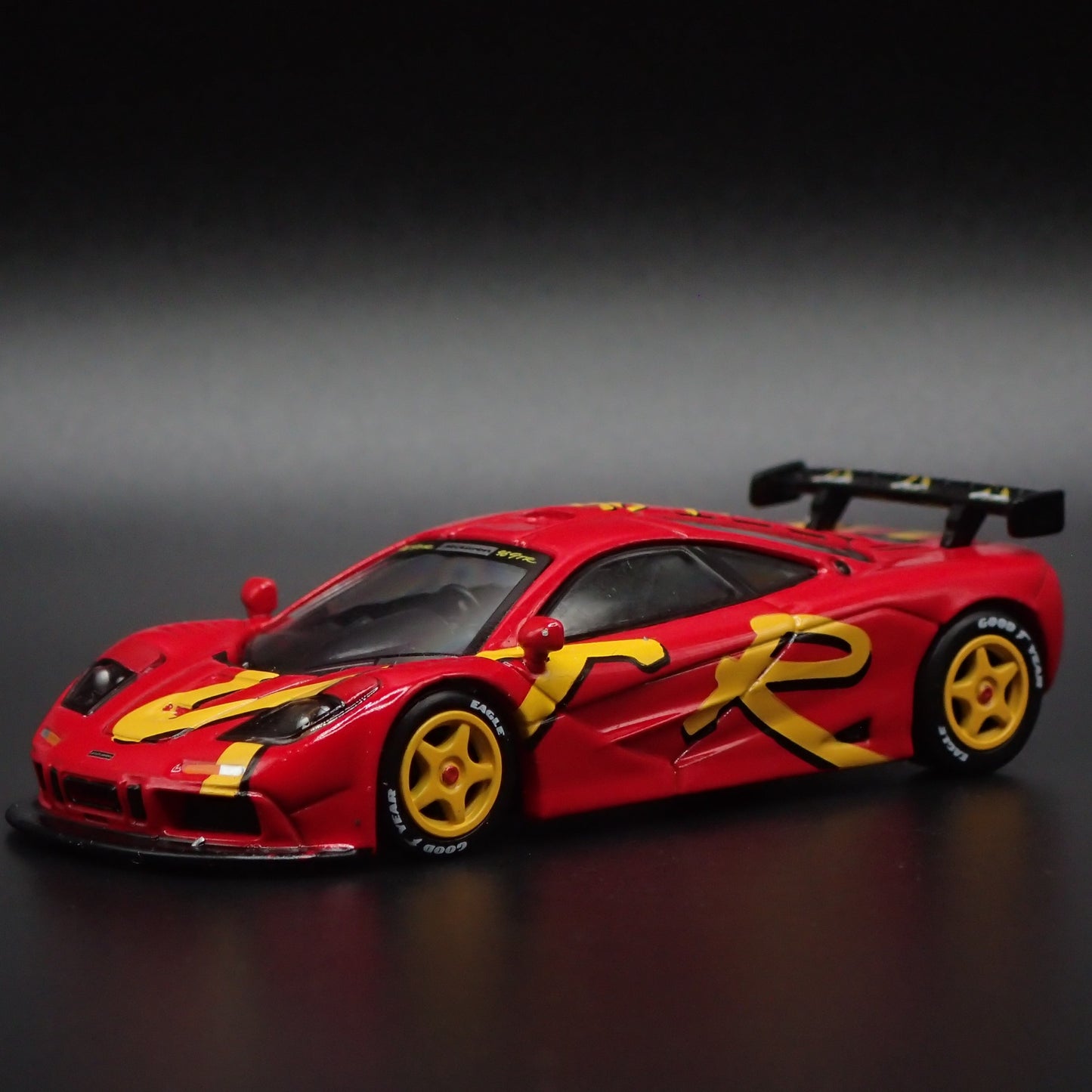 1995-1996 MCLAREN F1 GTR SUPER CAR PRESENTATION RED 1:64 SCALE DIECAST MODEL CAR