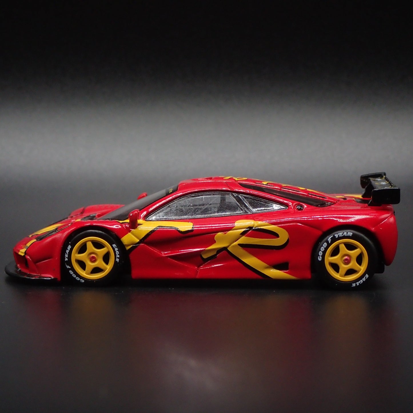 1995-1996 MCLAREN F1 GTR SUPER CAR PRESENTATION RED 1:64 SCALE DIECAST MODEL CAR