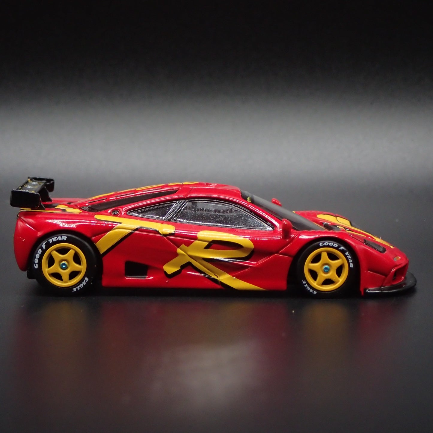 1995-1996 MCLAREN F1 GTR SUPER CAR PRESENTATION RED 1:64 SCALE DIECAST MODEL CAR