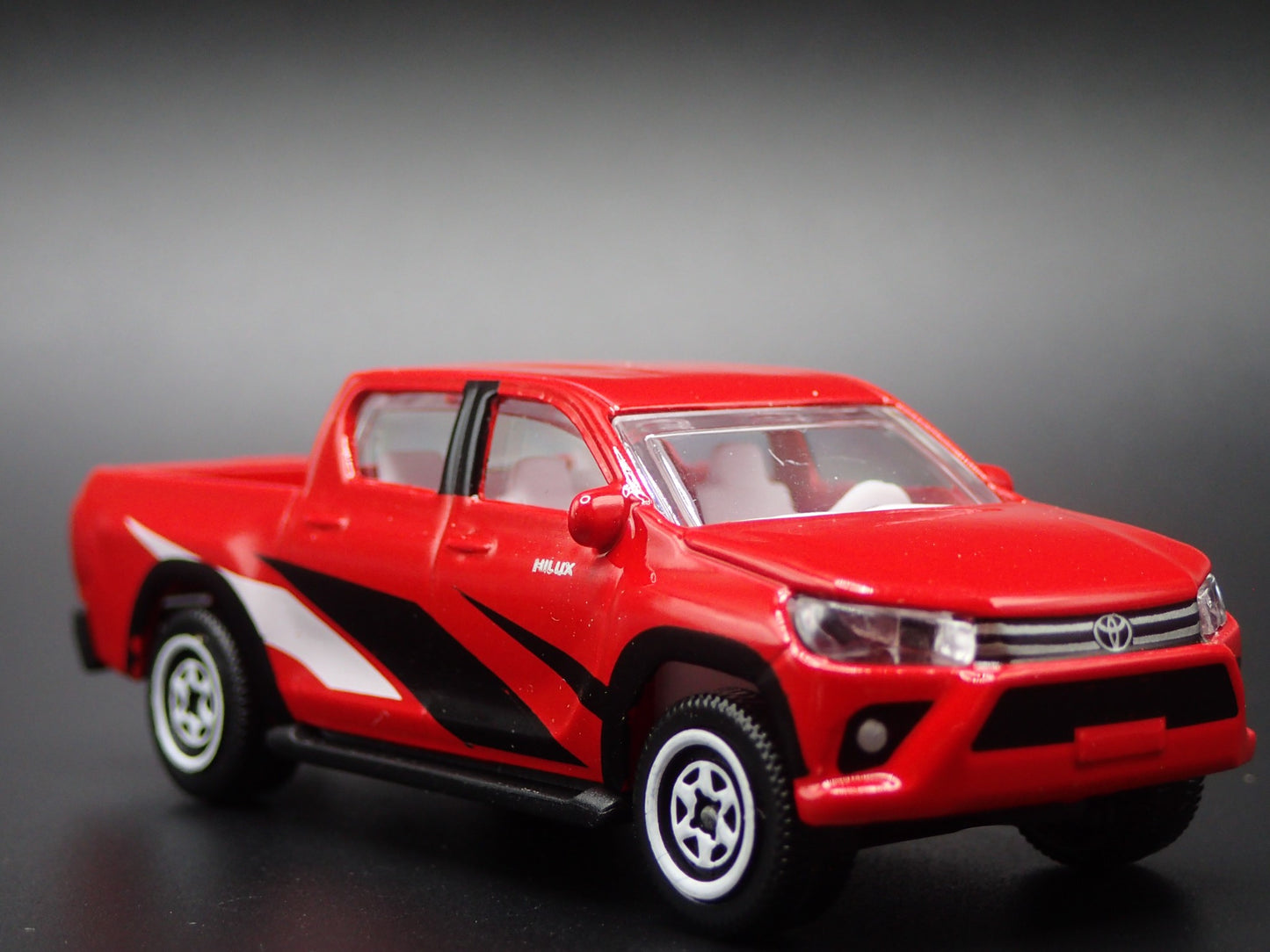 2015-2025 TOYOTA HILUX REVO PICKUP TRUCK 1/64 SCALE DIORAMA DIECAST MODEL CAR