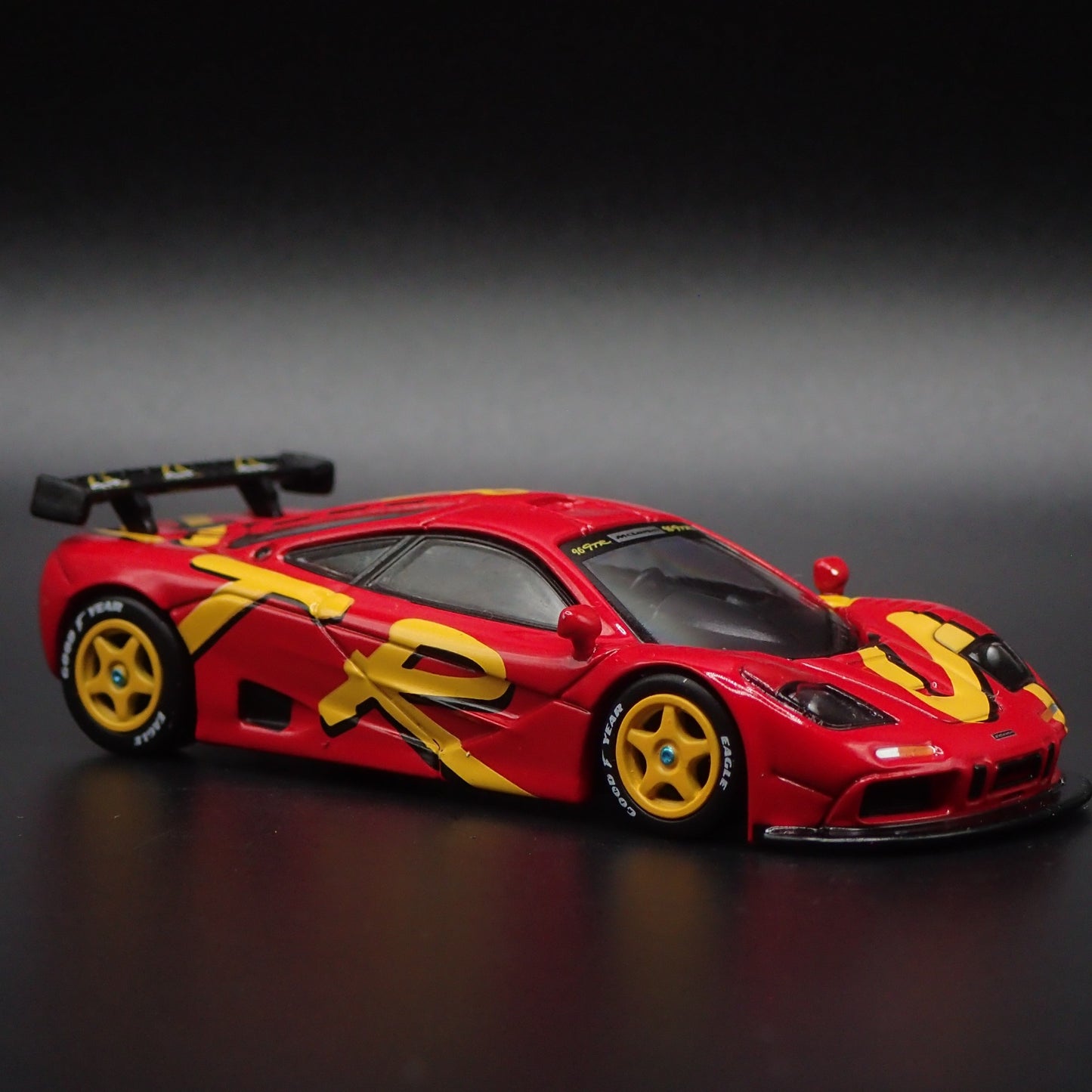 1995-1996 MCLAREN F1 GTR SUPER CAR PRESENTATION RED 1:64 SCALE DIECAST MODEL CAR