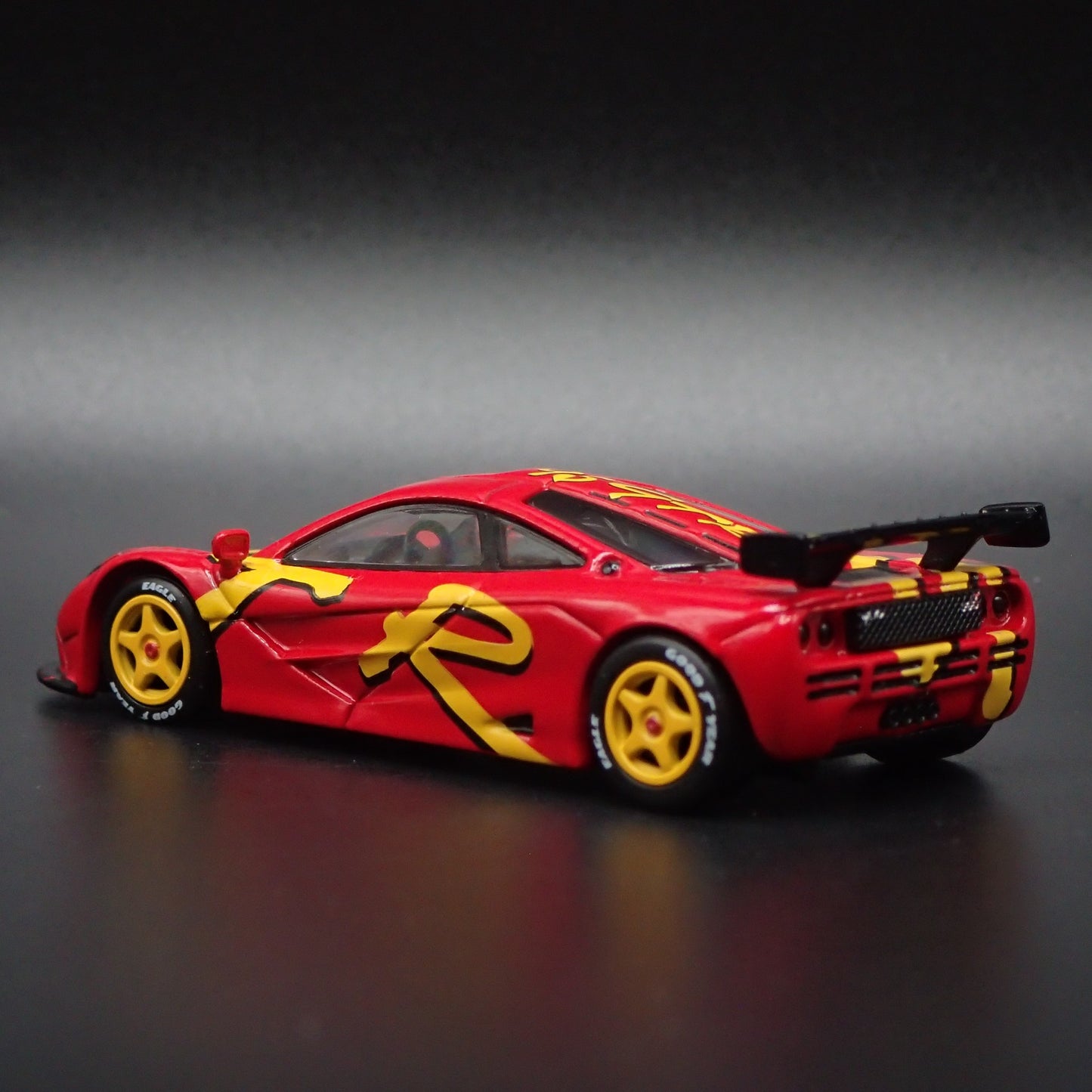 1995-1996 MCLAREN F1 GTR SUPER CAR PRESENTATION RED 1:64 SCALE DIECAST MODEL CAR