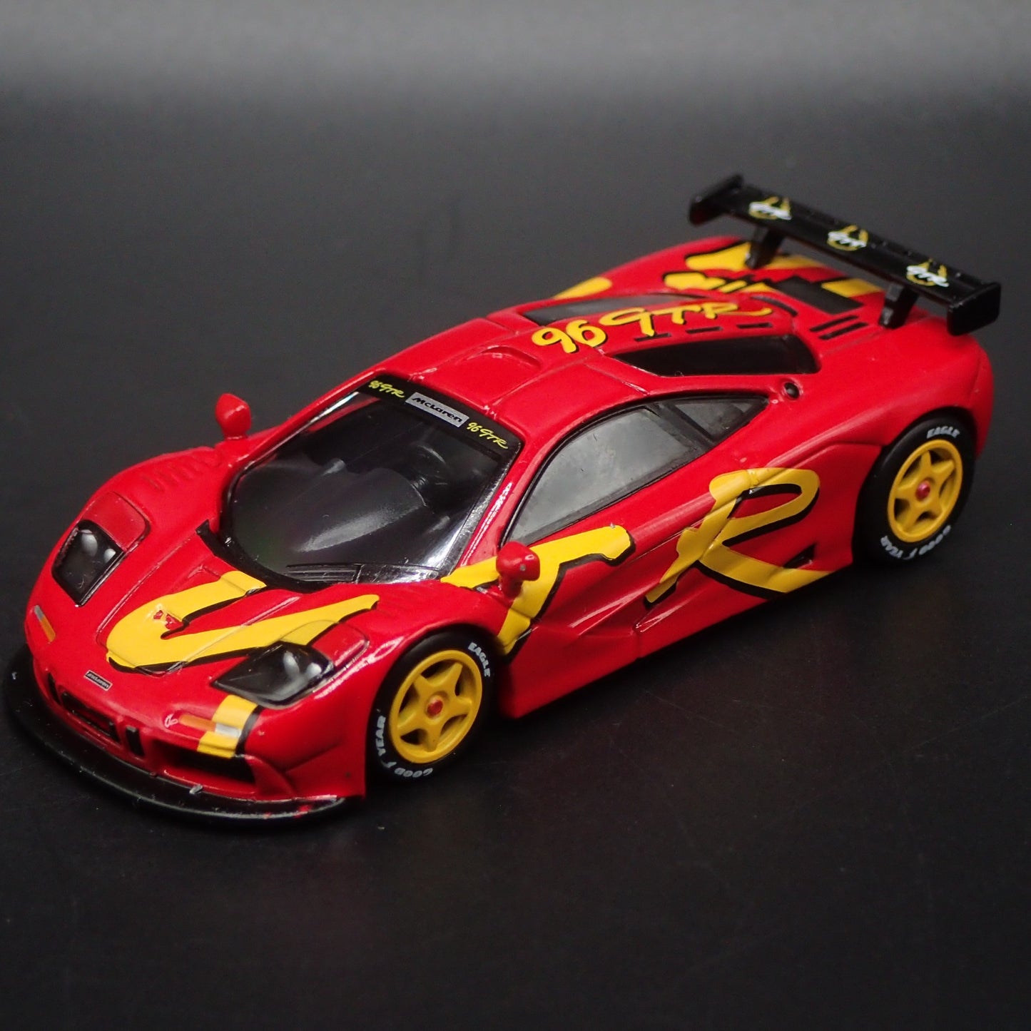 1995-1996 MCLAREN F1 GTR SUPER CAR PRESENTATION RED 1:64 SCALE DIECAST MODEL CAR
