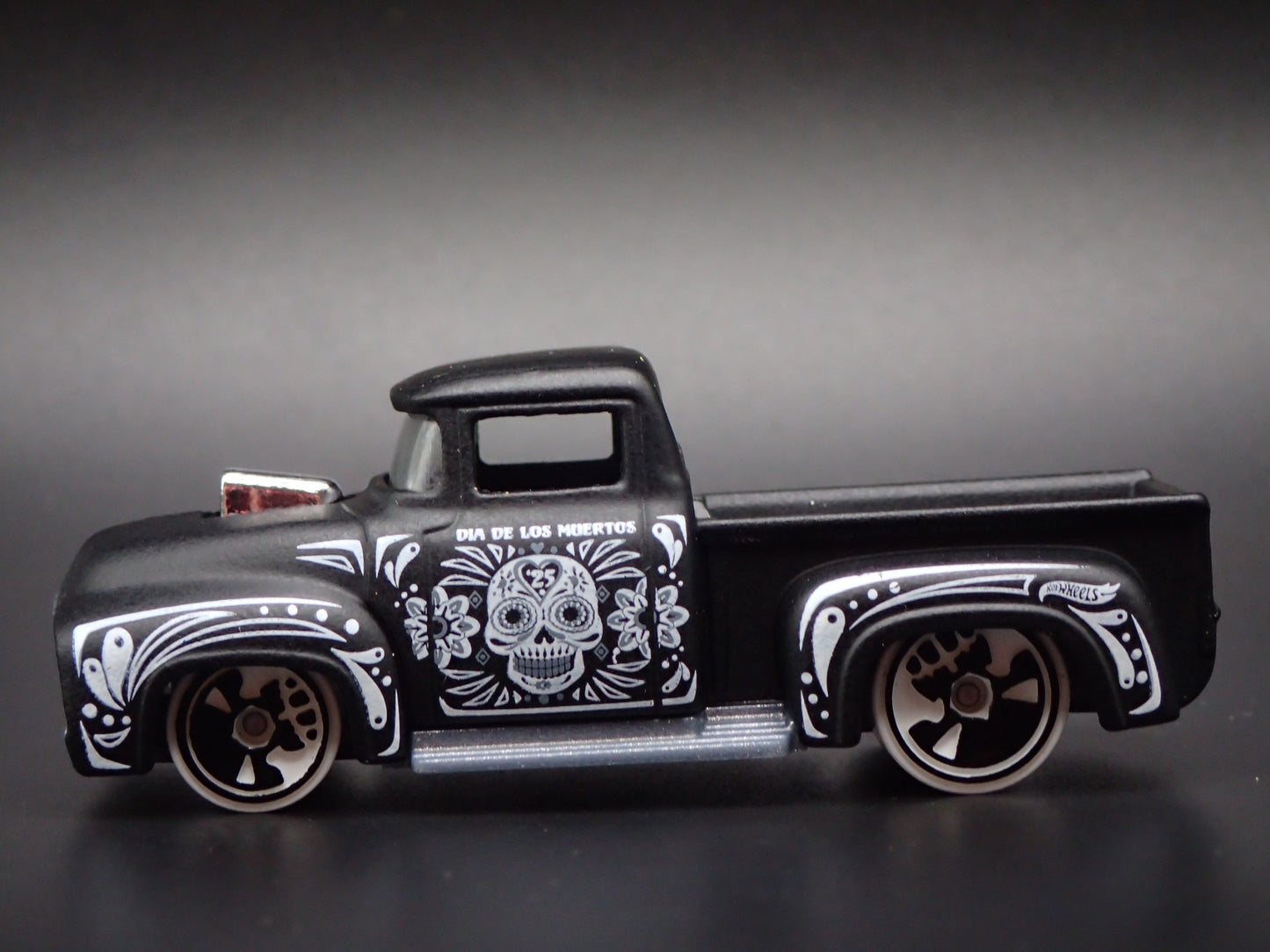 1956 56 FORD F100 PICKUP TRUCK 1:64 SCALE COLLECTIBLE DIORAMA DIECAST MODEL CAR