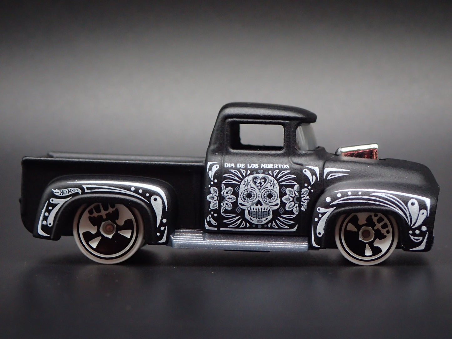 1956 56 FORD F100 PICKUP TRUCK 1:64 SCALE COLLECTIBLE DIORAMA DIECAST MODEL CAR