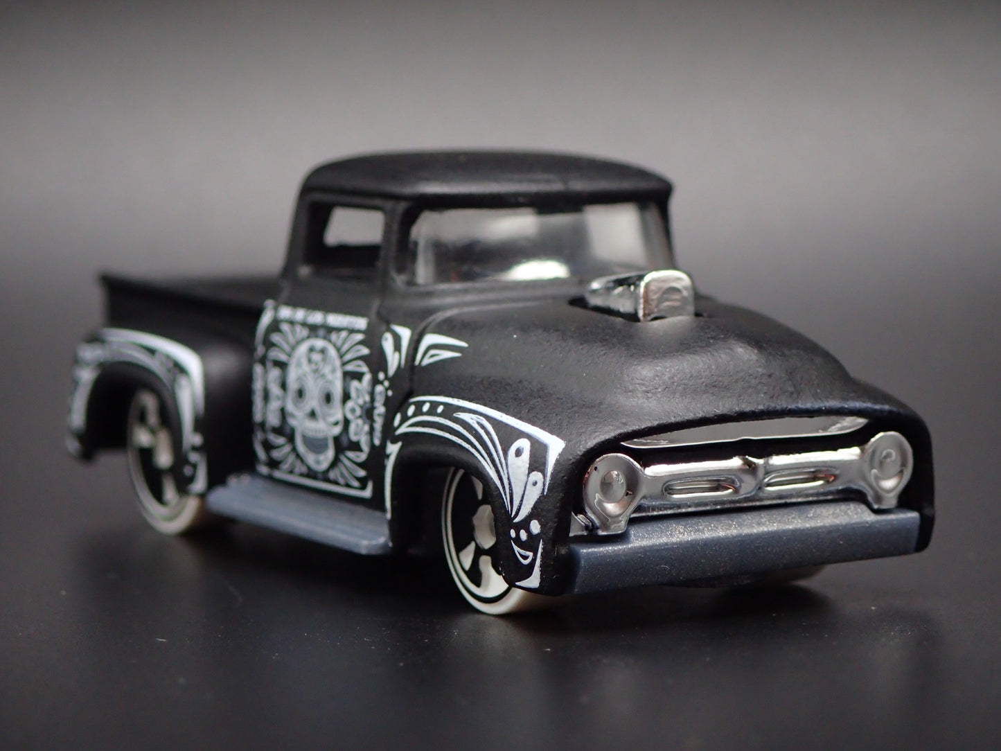 1956 56 FORD F100 PICKUP TRUCK 1:64 SCALE COLLECTIBLE DIORAMA DIECAST MODEL CAR