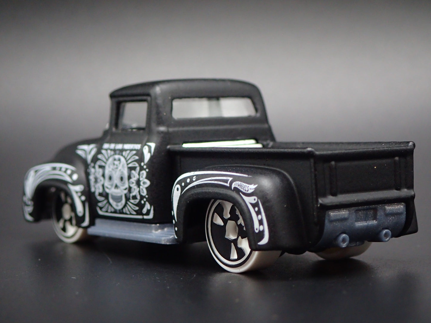 1956 56 FORD F100 PICKUP TRUCK 1:64 SCALE COLLECTIBLE DIORAMA DIECAST MODEL CAR