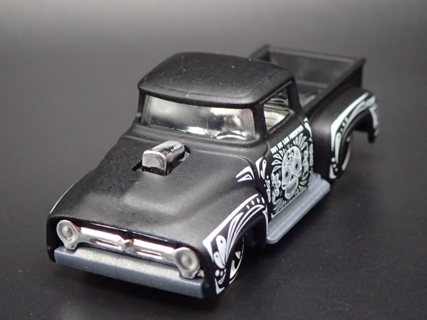 1956 56 FORD F100 PICKUP TRUCK 1:64 SCALE COLLECTIBLE DIORAMA DIECAST MODEL CAR