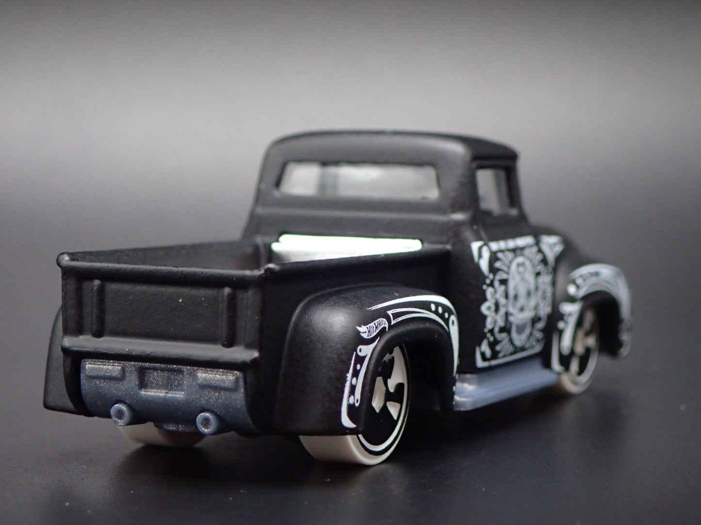 1956 56 FORD F100 PICKUP TRUCK 1:64 SCALE COLLECTIBLE DIORAMA DIECAST MODEL CAR