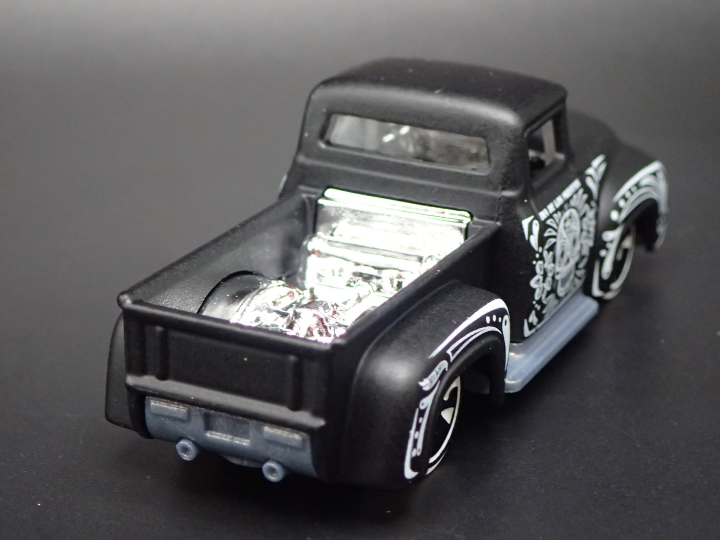 1956 56 FORD F100 PICKUP TRUCK 1:64 SCALE COLLECTIBLE DIORAMA DIECAST MODEL CAR