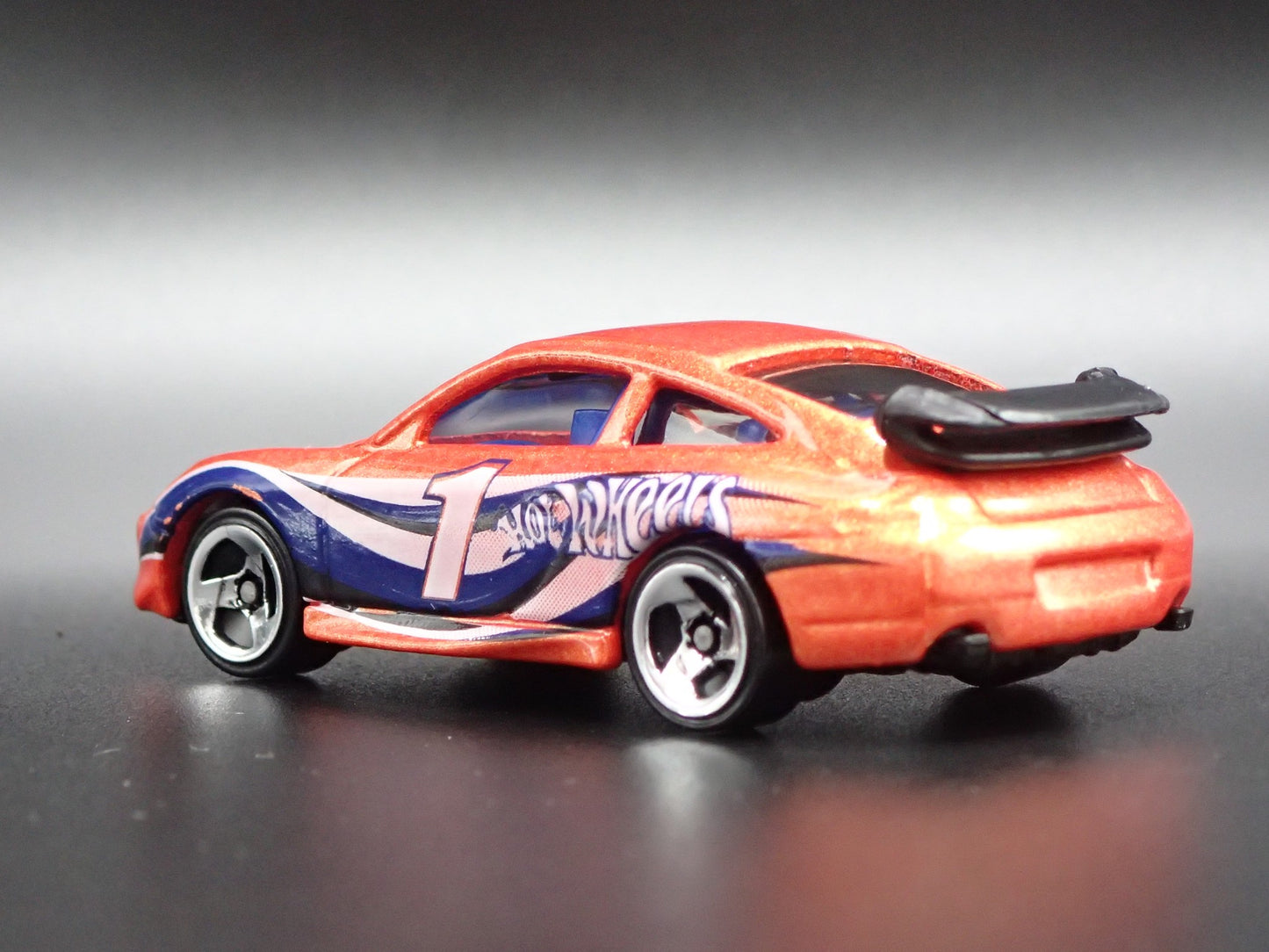 1999-2005 PORSCHE 911 GT3 CUP 996 ORANGE 1:64 SCALE DIORAMA  DIECAST MODEL CAR