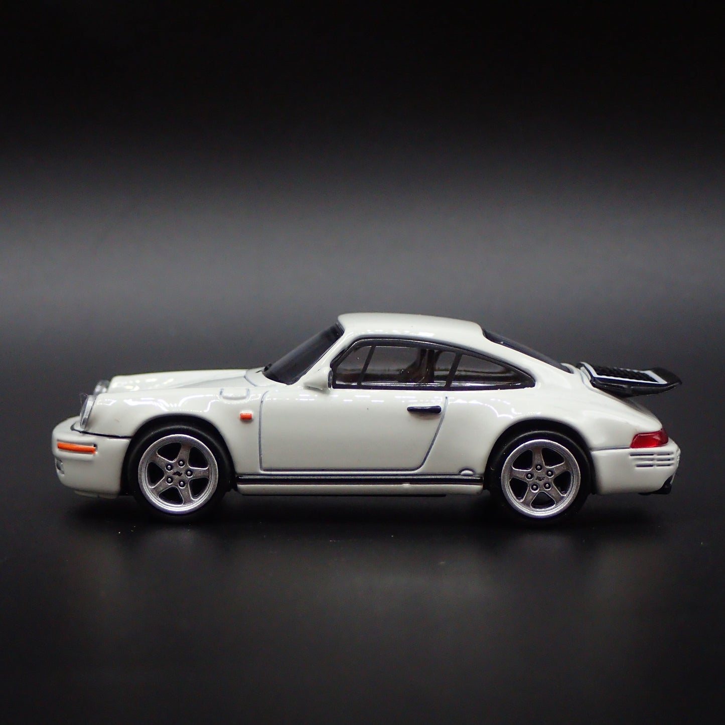 1987-1996 PORSCHE 911 CARRERA 3.2 RUF CTR 1:64 SCALE DIORAMA DIECAST MODEL CAR