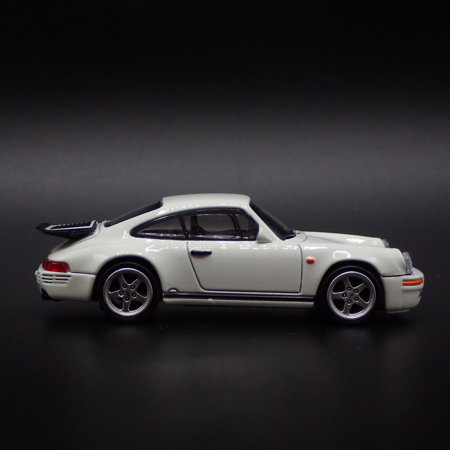 1987-1996 PORSCHE 911 CARRERA 3.2 RUF CTR 1:64 SCALE DIORAMA DIECAST MODEL CAR