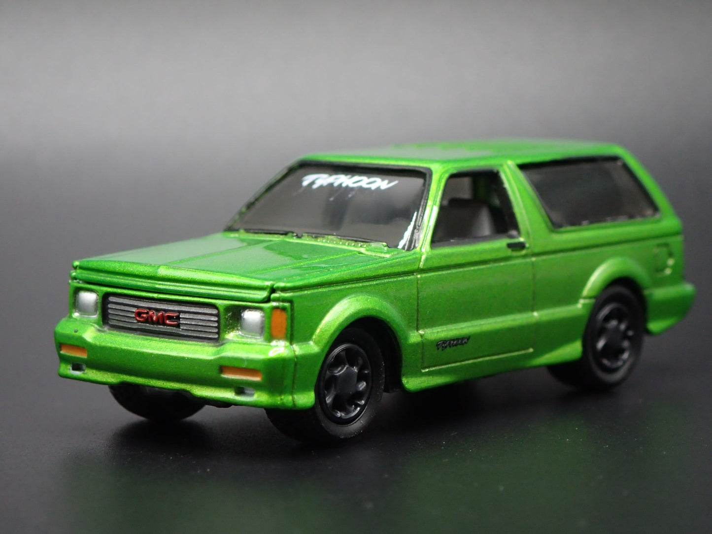 1992 92 GMC TYPHOON SUV GREEN 1/64 SCALE COLLECTIBLE DIORAMA DIECAST MODEL CAR