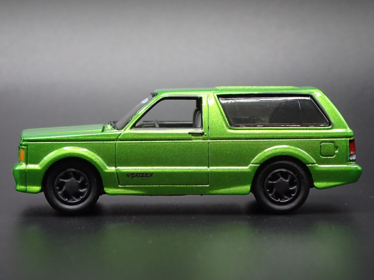 1992 92 GMC TYPHOON SUV GREEN 1/64 SCALE COLLECTIBLE DIORAMA DIECAST MODEL CAR