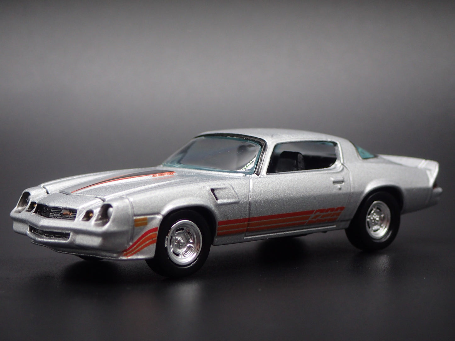 1980 80 CHEVY CHEVROLET CAMARO Z28 SILVER 1:64 SCALE DIORAMA DIECAST MODEL CAR