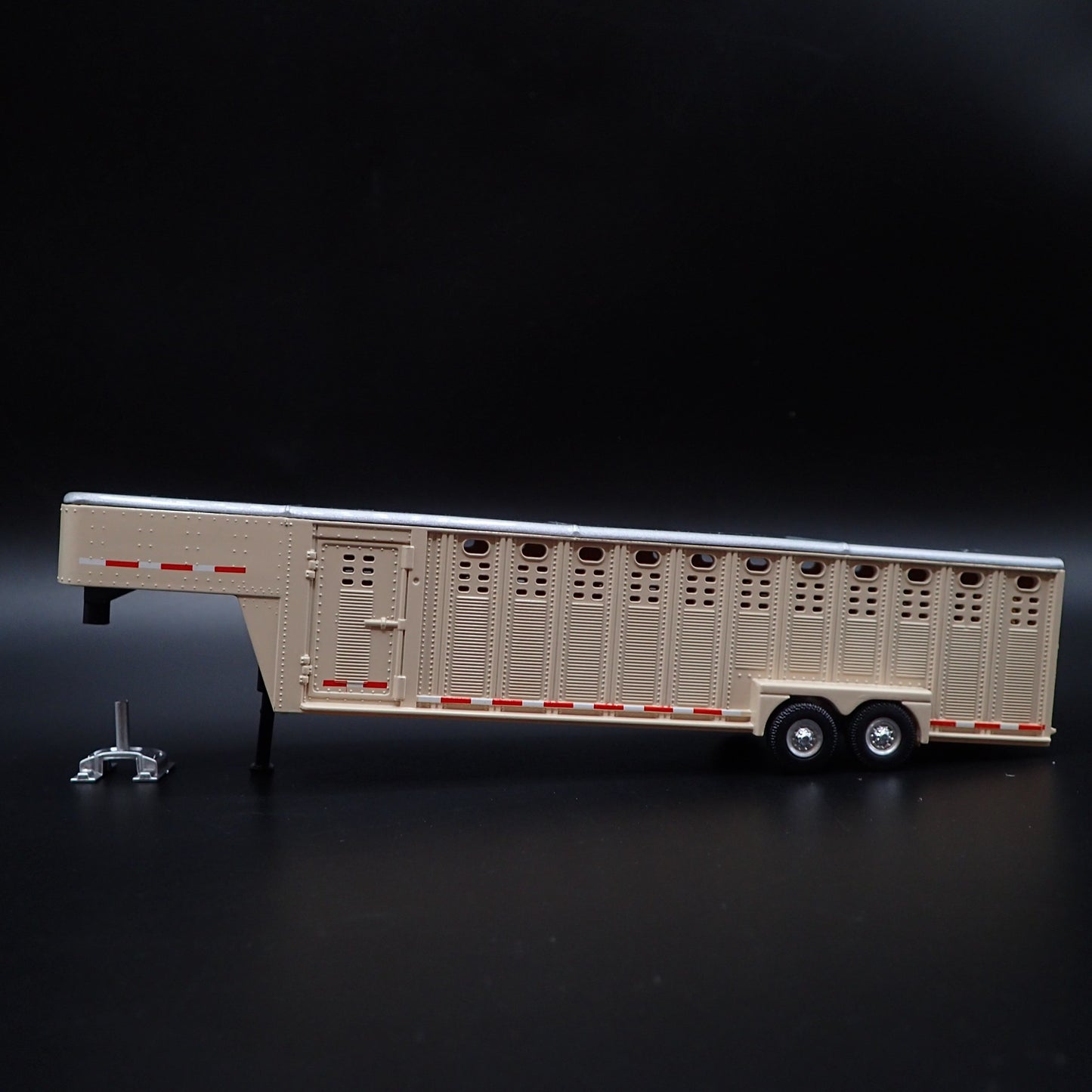26 FOOT VERT 3 HOLE GOOSENECK LIVESTOCK TRAILER 1:64 SCALE DIORAMA DIECAST MODEL