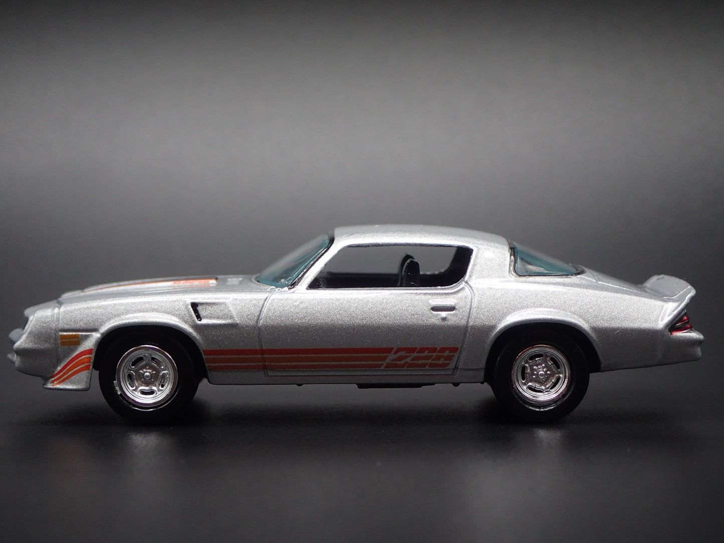 1980 80 CHEVY CHEVROLET CAMARO Z28 SILVER 1:64 SCALE DIORAMA DIECAST MODEL CAR