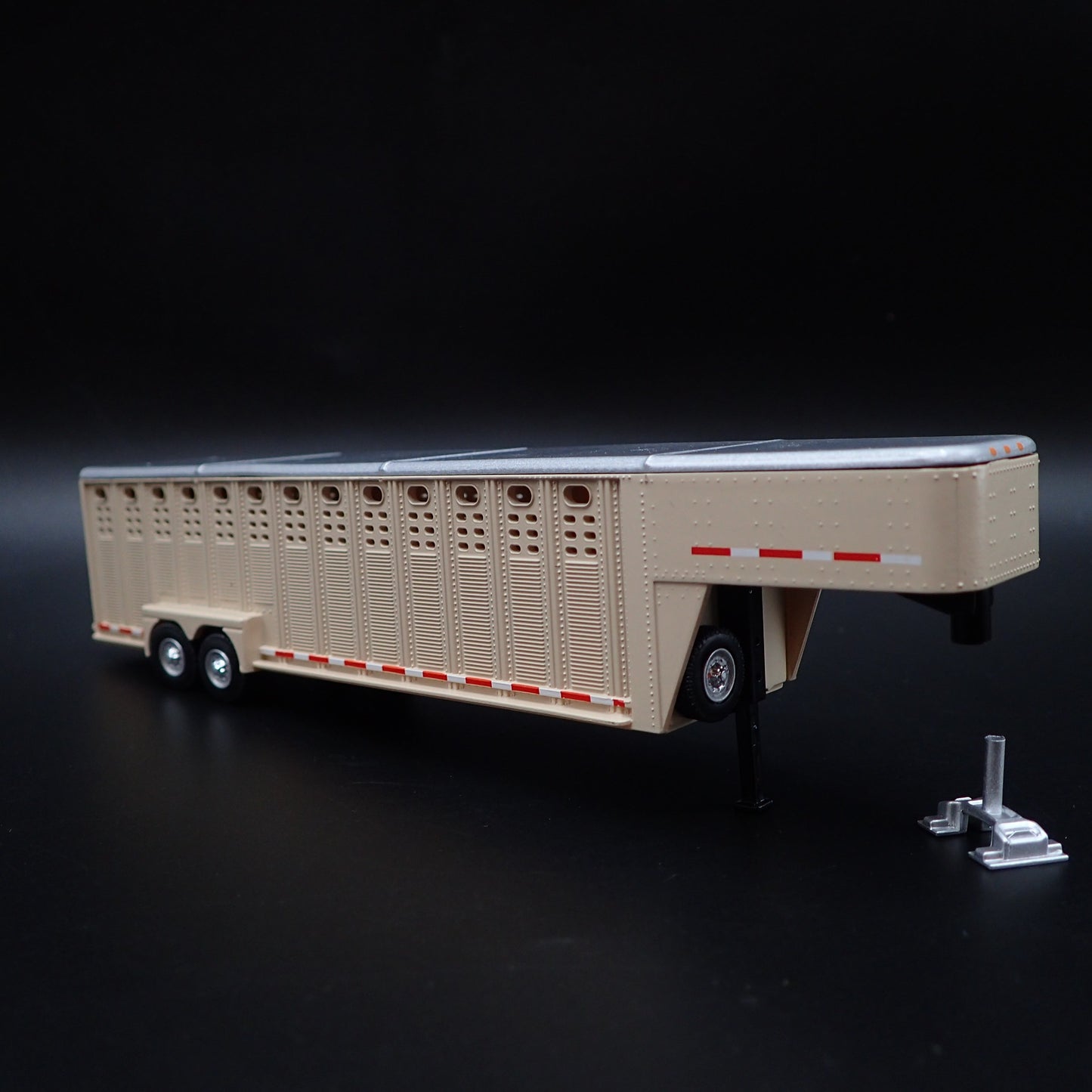 26 FOOT VERT 3 HOLE GOOSENECK LIVESTOCK TRAILER 1:64 SCALE DIORAMA DIECAST MODEL