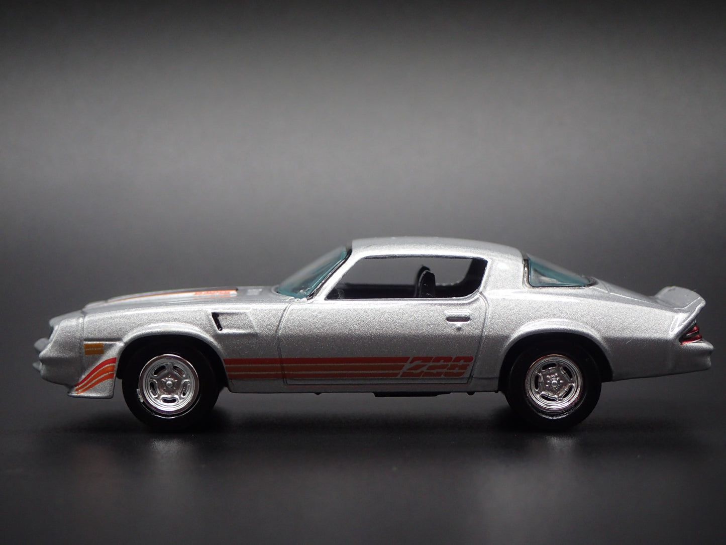 1980 80 CHEVY CHEVROLET CAMARO Z28 SILVER 1:64 SCALE DIORAMA DIECAST MODEL CAR