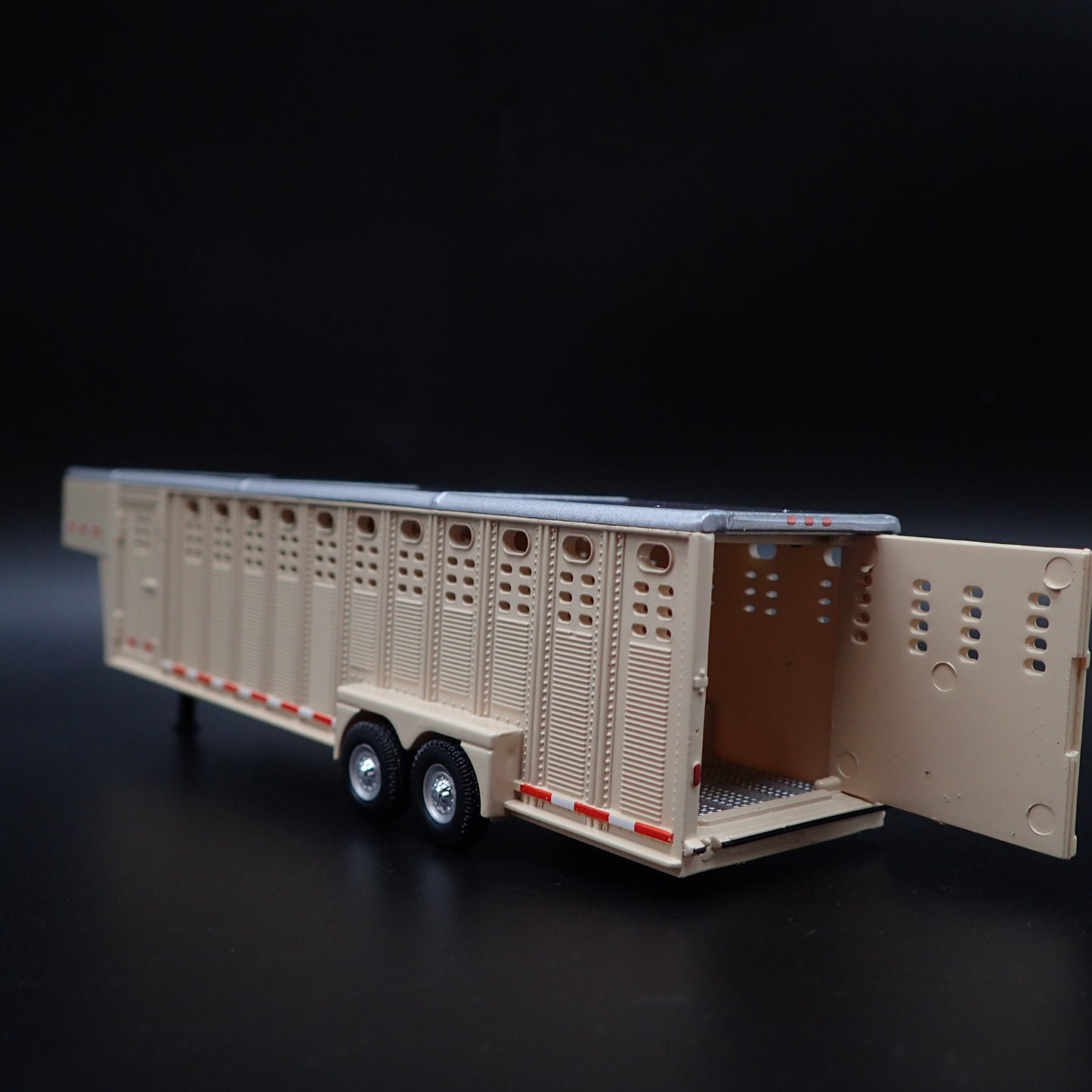 26 FOOT VERT 3 HOLE GOOSENECK LIVESTOCK TRAILER 1:64 SCALE DIORAMA DIECAST MODEL