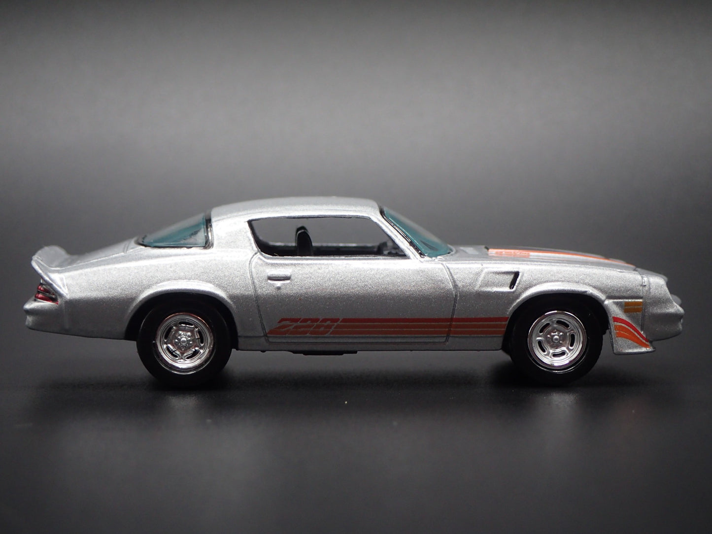 1980 80 CHEVY CHEVROLET CAMARO Z28 SILVER 1:64 SCALE DIORAMA DIECAST MODEL CAR