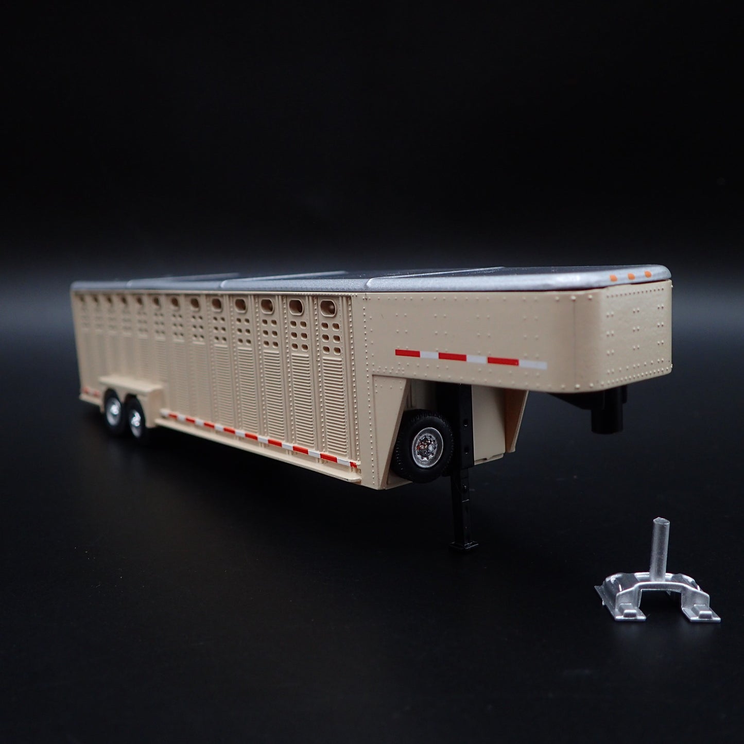 26 FOOT VERT 3 HOLE GOOSENECK LIVESTOCK TRAILER 1:64 SCALE DIORAMA DIECAST MODEL