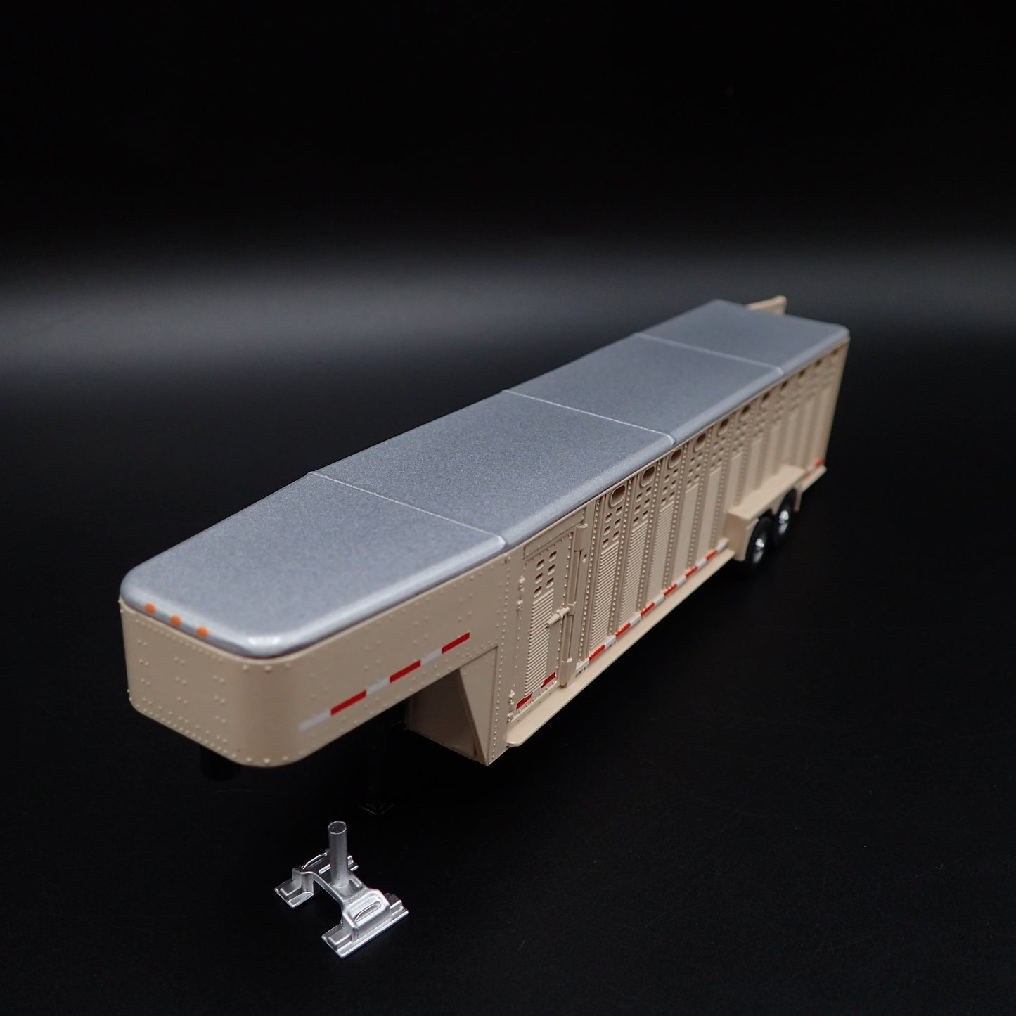 26 FOOT VERT 3 HOLE GOOSENECK LIVESTOCK TRAILER 1:64 SCALE DIORAMA DIECAST MODEL