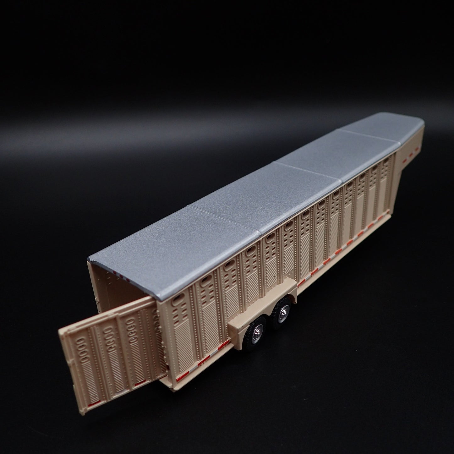 26 FOOT VERT 3 HOLE GOOSENECK LIVESTOCK TRAILER 1:64 SCALE DIORAMA DIECAST MODEL