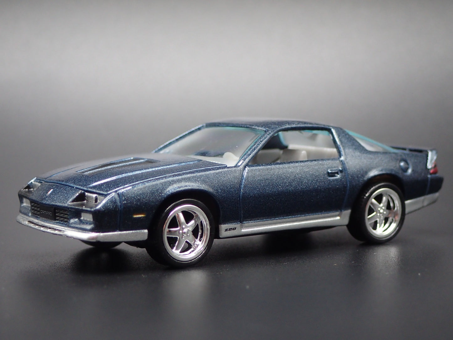 1984 84 CHEVY CHEVROLET CAMARO Z28 BLUE 1:64 SCALE DIORAMA DIECAST MODEL CAR