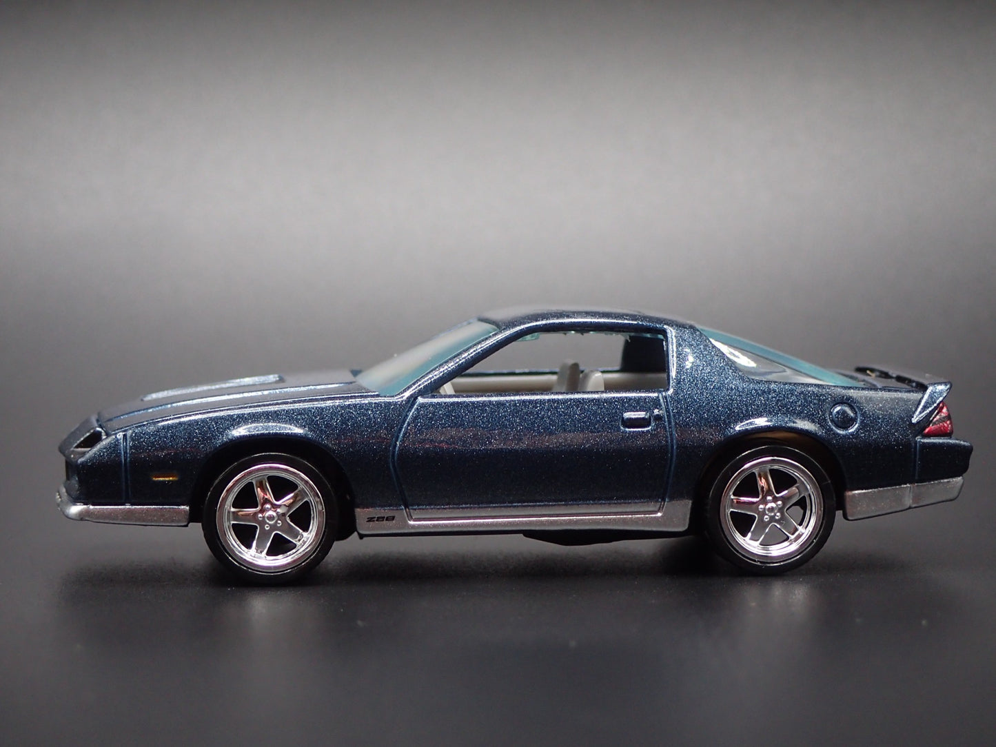 1984 84 CHEVY CHEVROLET CAMARO Z28 BLUE 1:64 SCALE DIORAMA DIECAST MODEL CAR