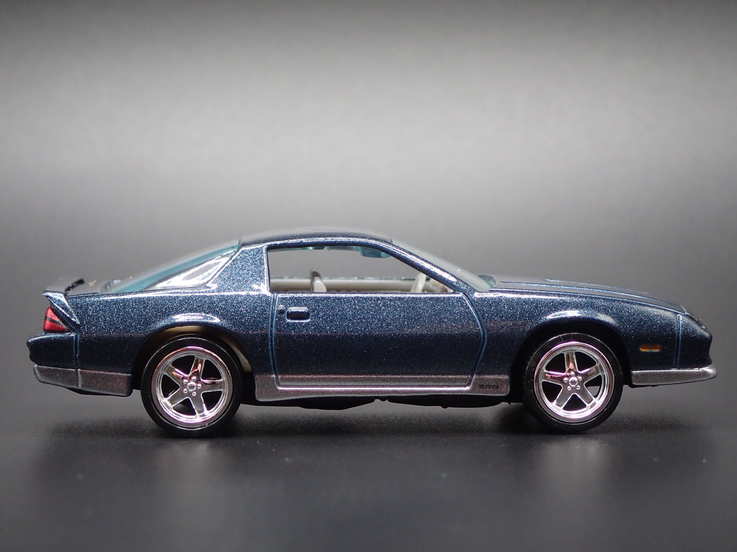 1984 84 CHEVY CHEVROLET CAMARO Z28 BLUE 1:64 SCALE DIORAMA DIECAST MODEL CAR