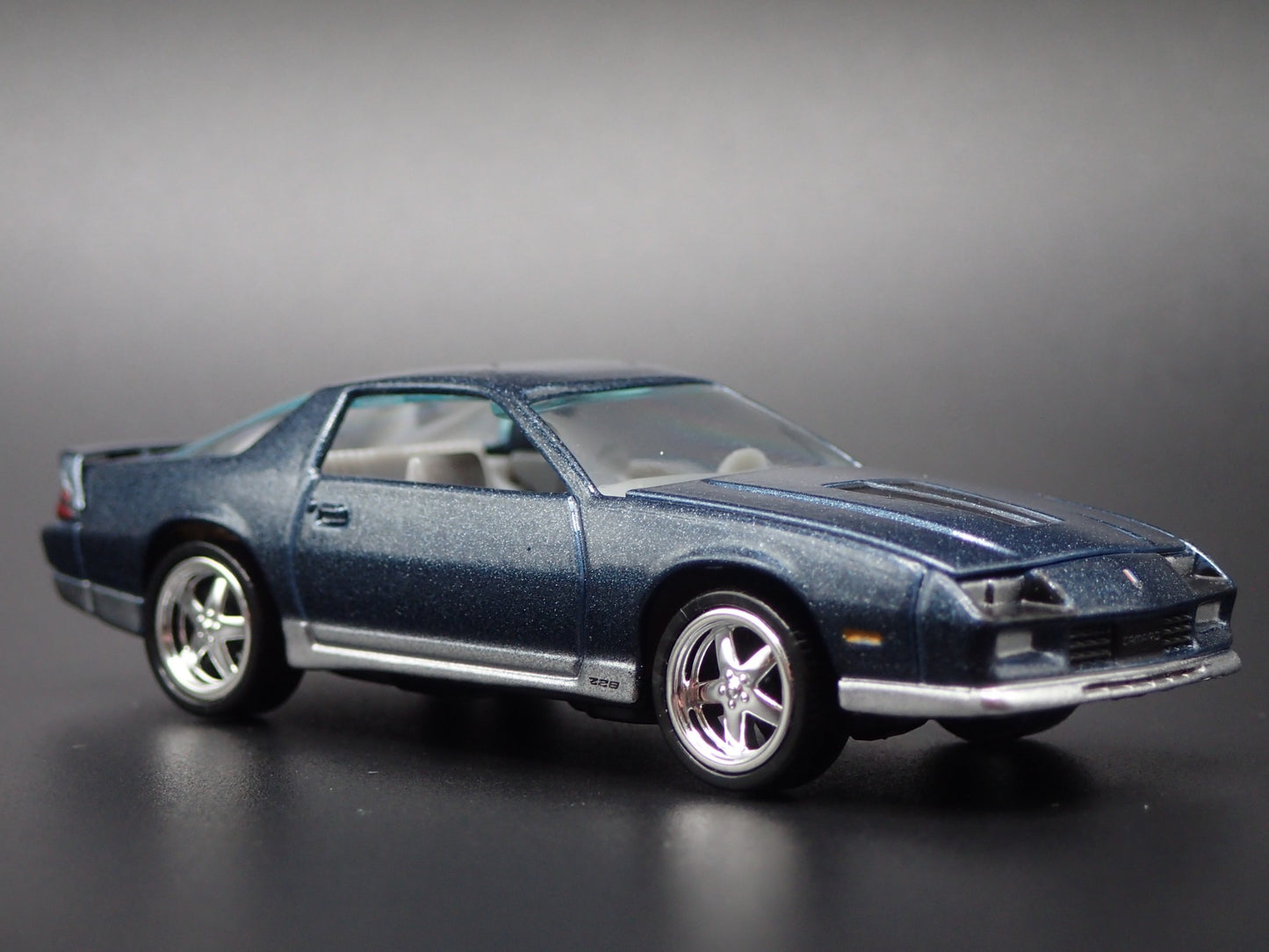 1984 84 CHEVY CHEVROLET CAMARO Z28 BLUE 1:64 SCALE DIORAMA DIECAST MODEL CAR