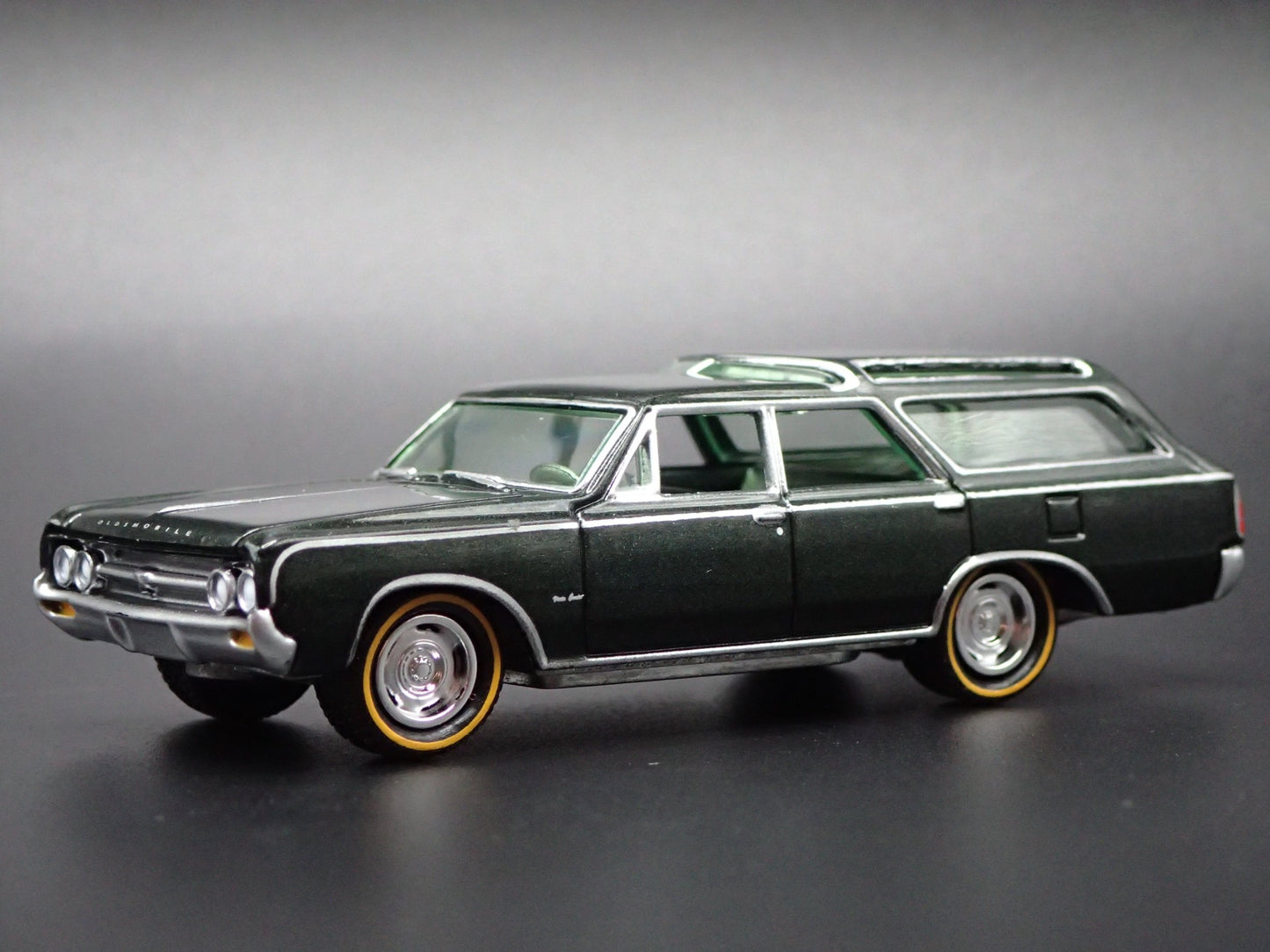 1964 64 OLDS OLDSMOBILE VISTA CRUISER GREEN 1:64 SCALE DIORAMA DIECAST MODEL CAR