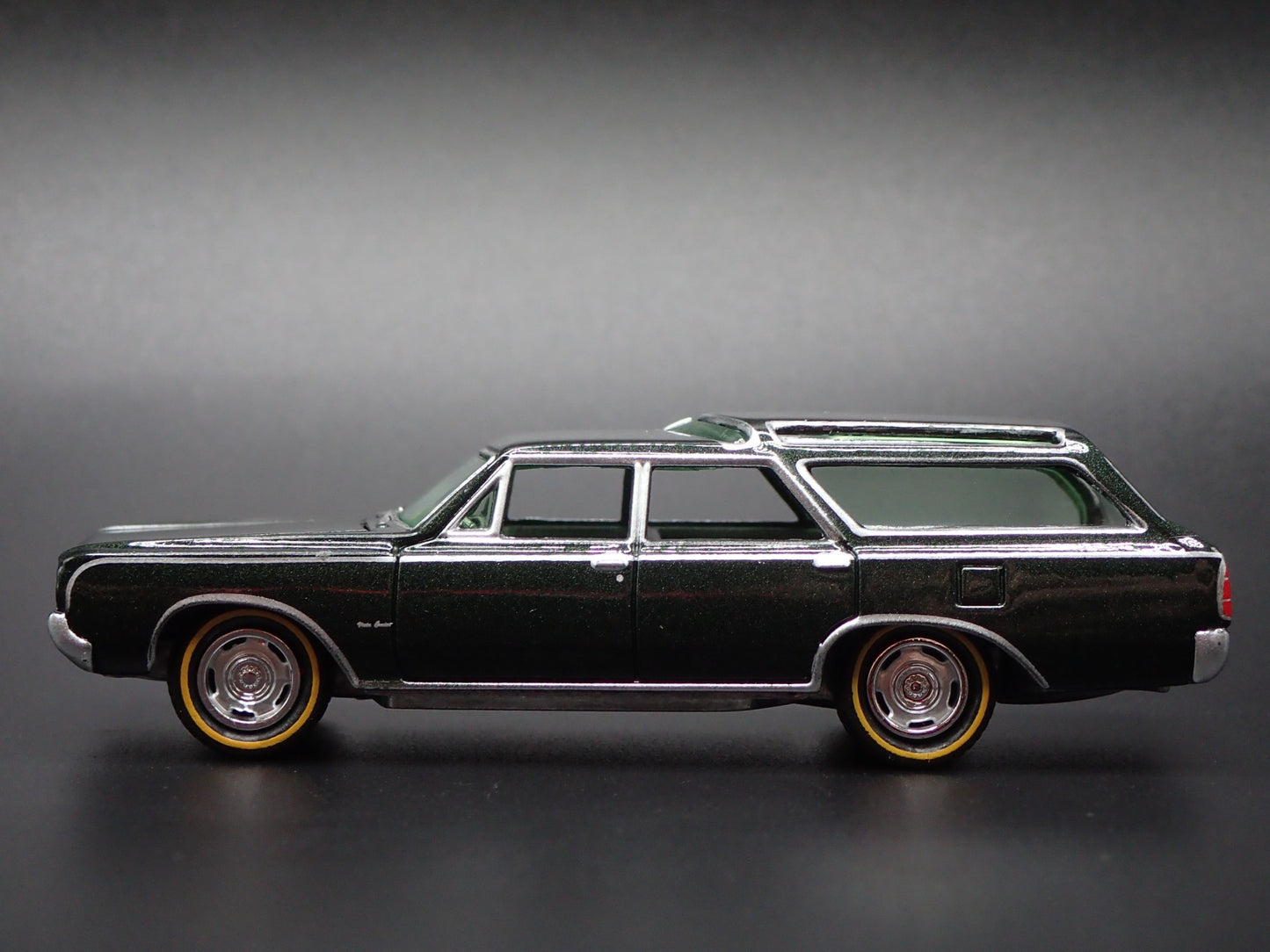 1964 64 OLDS OLDSMOBILE VISTA CRUISER GREEN 1:64 SCALE DIORAMA DIECAST MODEL CAR