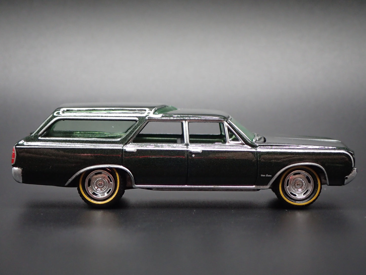 1964 64 OLDS OLDSMOBILE VISTA CRUISER GREEN 1:64 SCALE DIORAMA DIECAST MODEL CAR