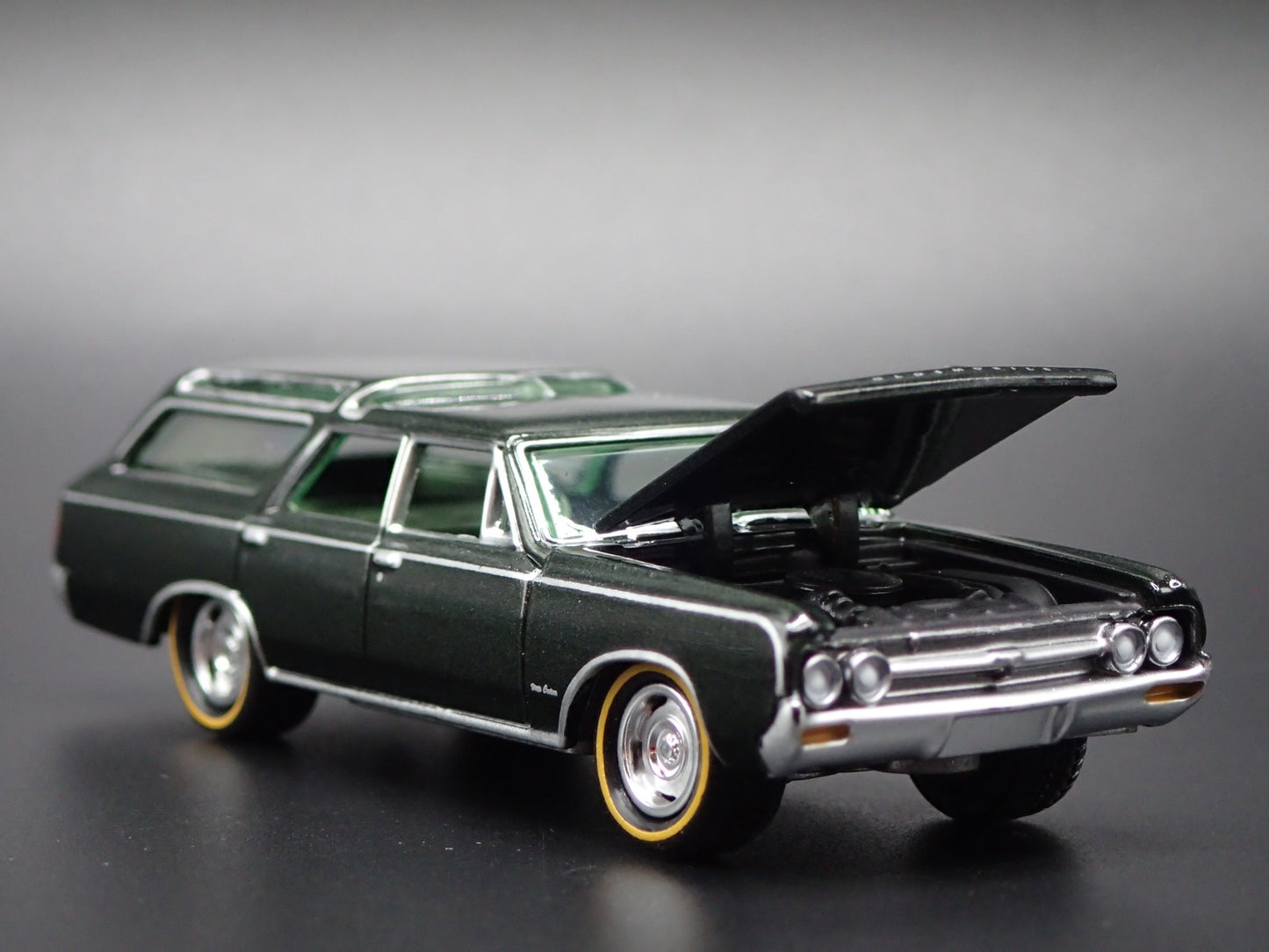 1964 64 OLDS OLDSMOBILE VISTA CRUISER GREEN 1:64 SCALE DIORAMA DIECAST MODEL CAR