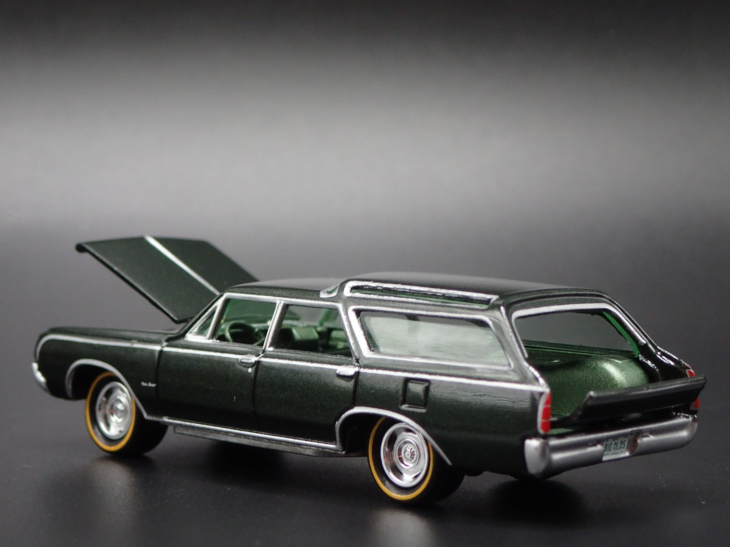 1964 64 OLDS OLDSMOBILE VISTA CRUISER GREEN 1:64 SCALE DIORAMA DIECAST MODEL CAR