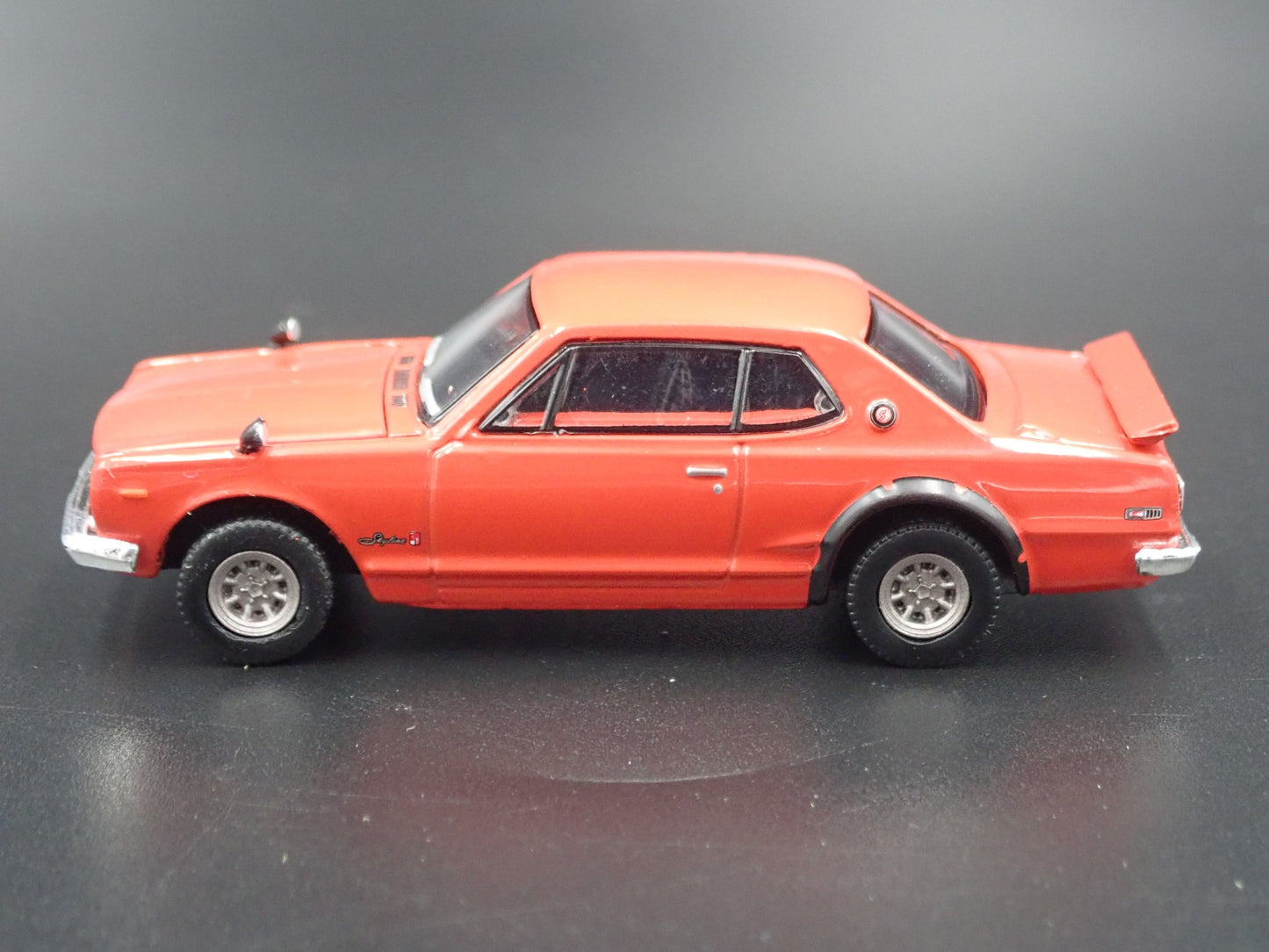 1972 72 NISSAN SKYLINE 2000 GTR 1:64 SCALE COLLECTIBLE DIORAMA DIECAST MODEL CAR