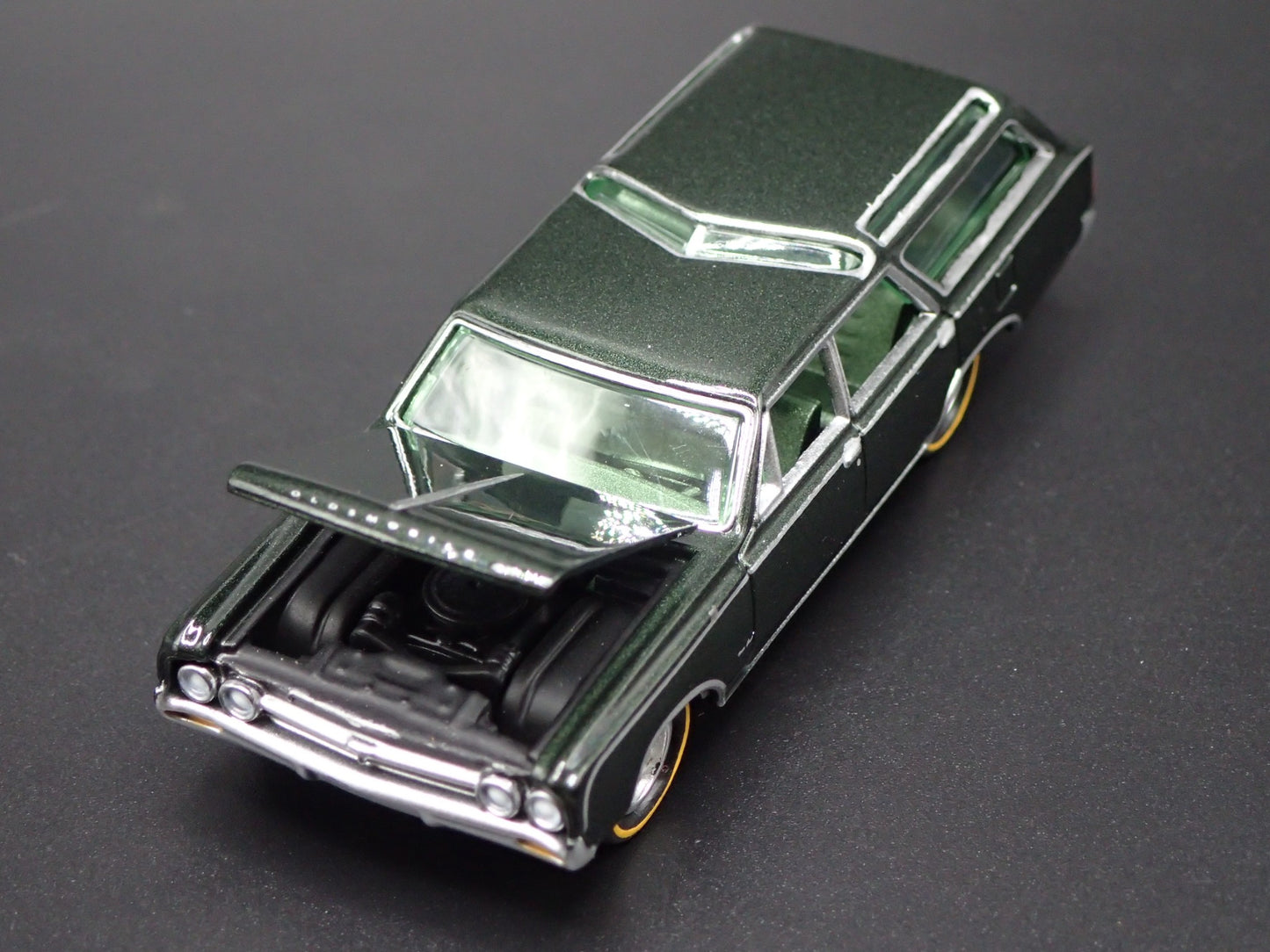 1964 64 OLDS OLDSMOBILE VISTA CRUISER GREEN 1:64 SCALE DIORAMA DIECAST MODEL CAR
