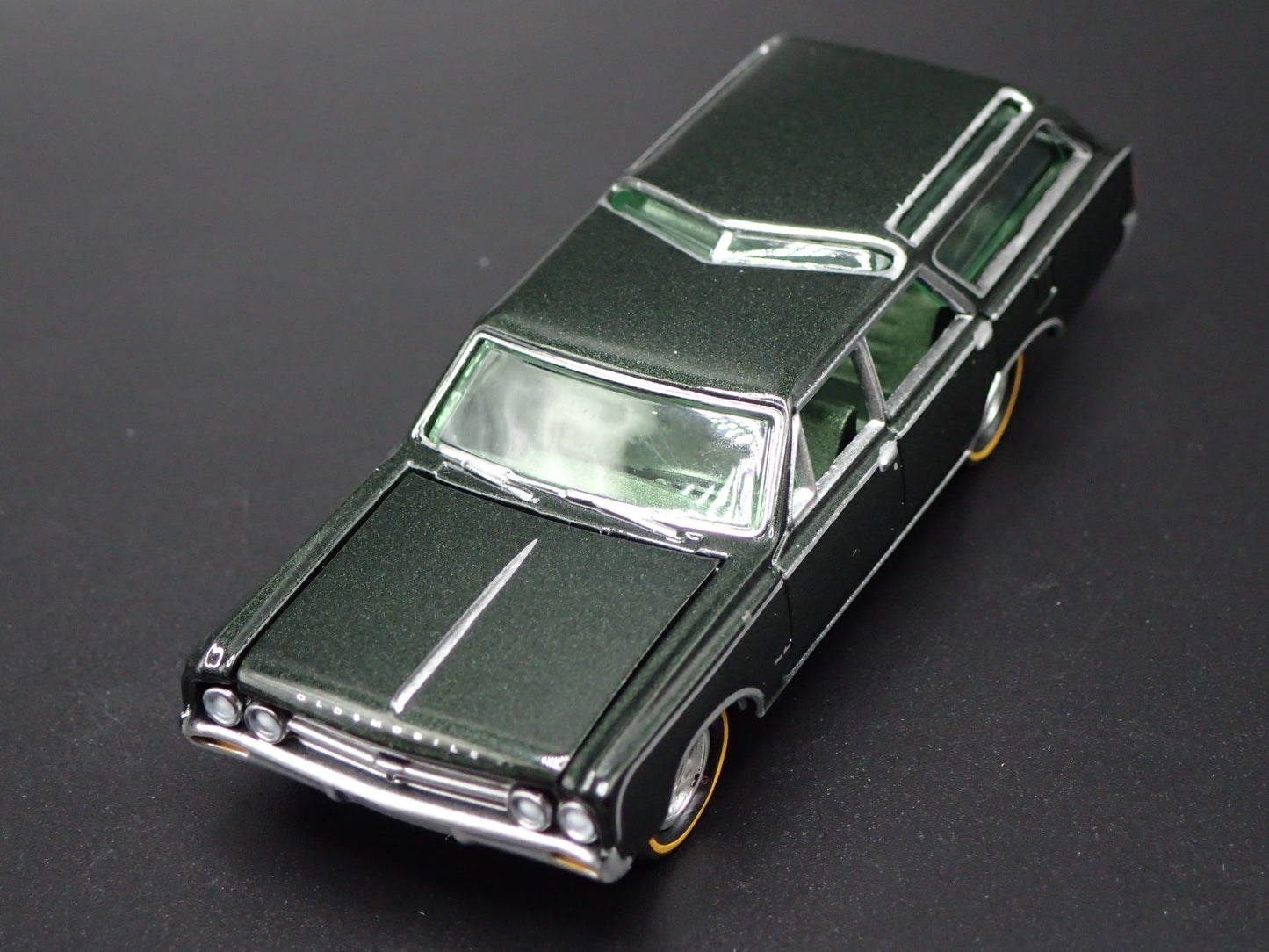 1964 64 OLDS OLDSMOBILE VISTA CRUISER GREEN 1:64 SCALE DIORAMA DIECAST MODEL CAR
